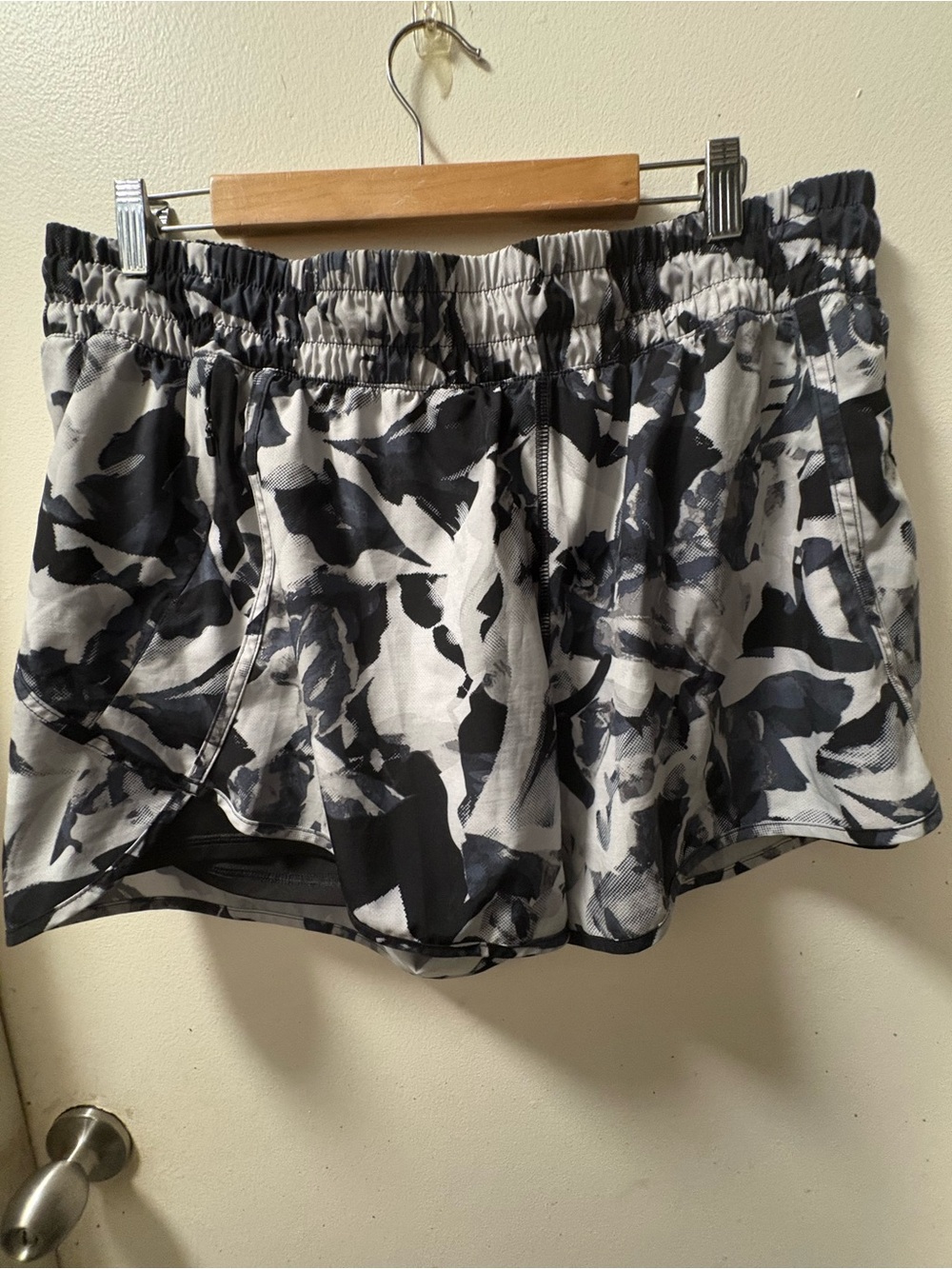 Avia Black & White Abstract Print Athletic Shorts size XXL